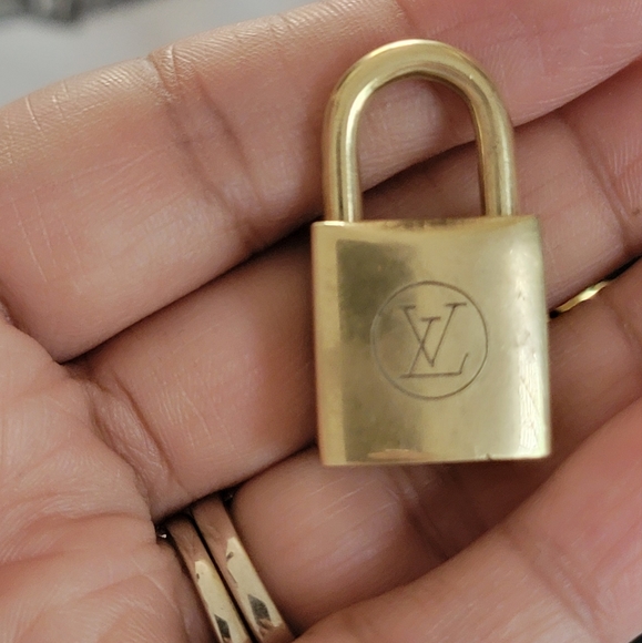 Authentic Vintage Gold Louis Vuitton Key and Lock Necklace Set #226🔒🔑 - Picture 4 of 17